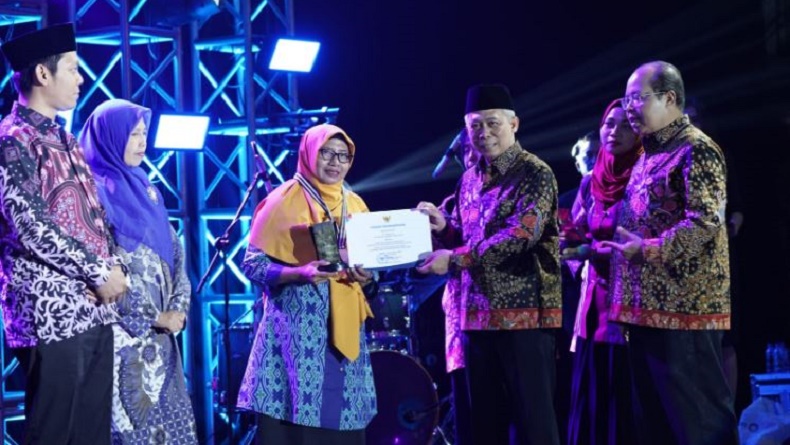 10 Guru Agama Islam Terbaik Dapat Penghargaan Kemenag, Berprestasi dan Dedikatif