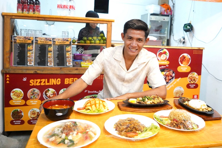 Bek Persija Firza Andika Buka Bisnis Kuliner, Laku Keras Diserbu Jakmania