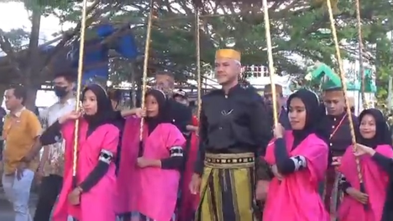 Kunjungi Istana Kerajaan Tertua di Sulsel, Ganjar Disambut Tarian dan Dihadiahi Keris