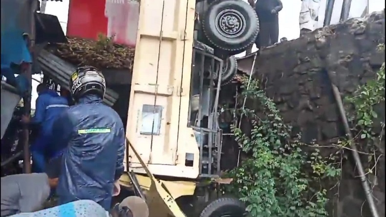 Kecelakaan di Cirebon Hari Ini, Truk Tabrak Motor lalu Terjun ke Parit, Sopir Terjepit
