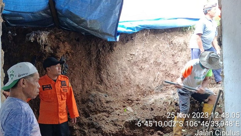 Longsor akibat Hujan Deras Timpa Rumah Warga di Bogor, 1 Orang Terluka
