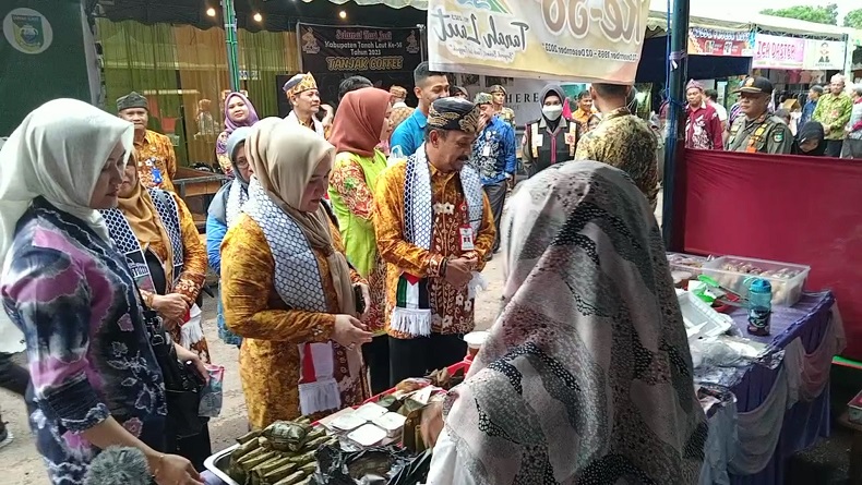 Pelaku UMKM Se-Tanah Laut Kalsel dan Warga Sambut Pasar Rakyat Hari Jadi Tala