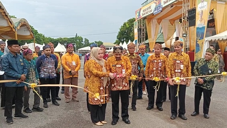 Pj Bupati Tanah Laut Dikalungi Syal Palestina saat Buka Pasar Rakyat Hari Jadi Tala