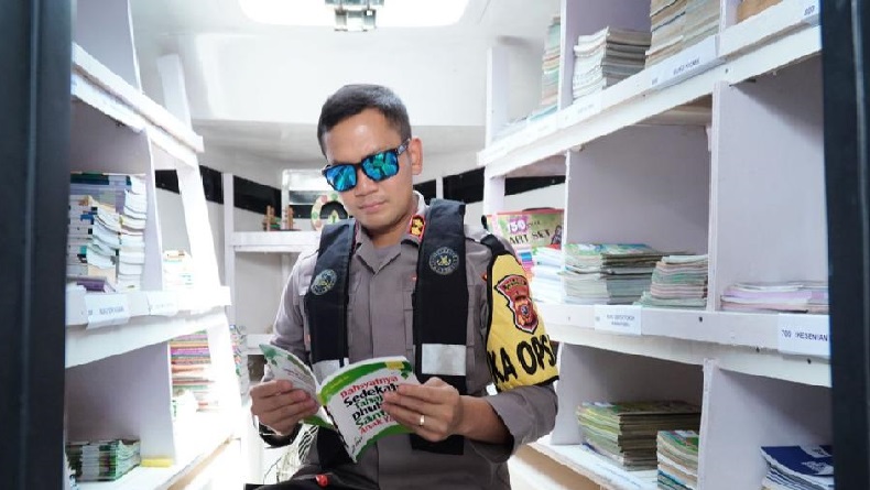 Kapal Patroli Sat Polairud Polres Karawang Disulap Jadi Perpustakaan Terapung di Pusakajaya Utara