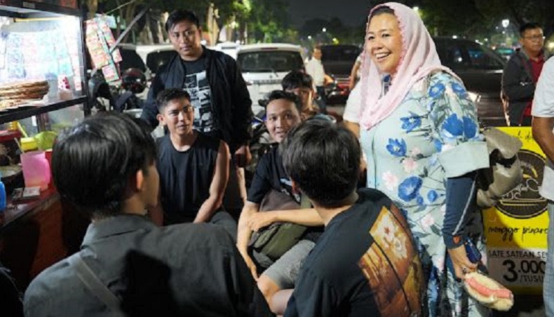 Demi Ganjar-Mahfud, Yenny Wahid Blusukan ke Surabaya Temui Anak-anak Milenial