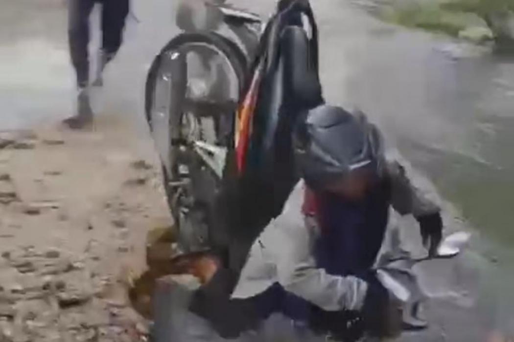 Viral Pemotor Wanita Hilang Masuk Selokan saat Melewati Jalan Banjir