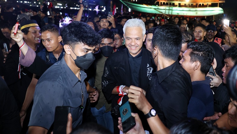 Ganjar Kunjungi Pasar Cidu Makassar, Warga Berebut Foto dan Salaman