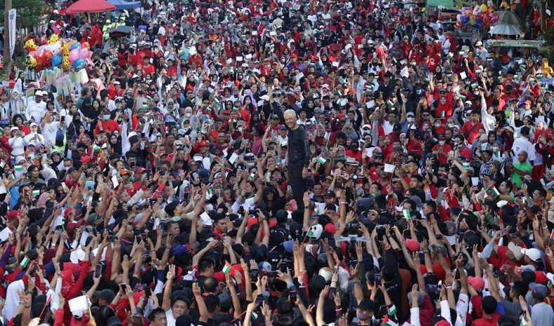 Lautan Manusia Tumplek Blek Ikut Jalan Sehat Ganjar di Makassar