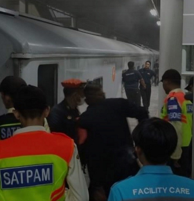 KA Cikuray Mengeluarkan Asap di Stasiun Cikarang, Ini Penjelasan KAI  