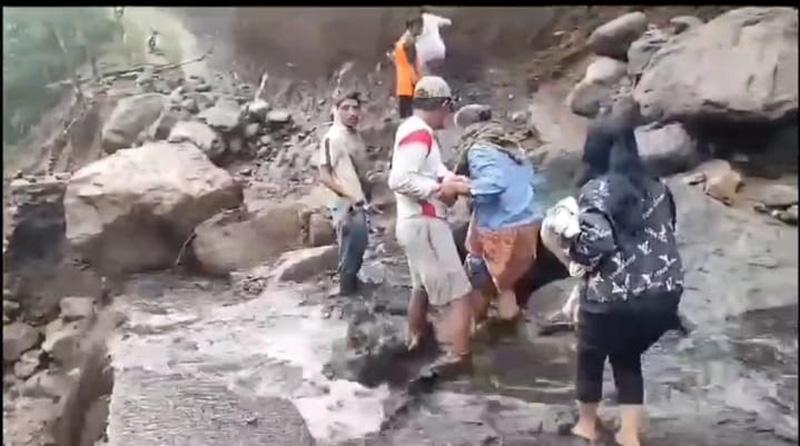  Banjir Bandang dan Longsor di Lereng Merbabu akibatkan Akses Jalan 2 Desa Putus 