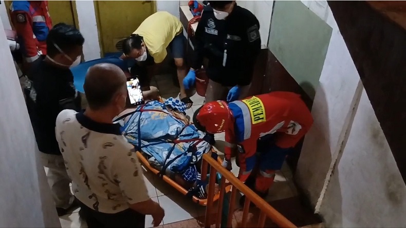 Dramatis, Damkar Evakuasi Pria Berbobot 200 Kg dari Lantai 2 Indekos di Jakut