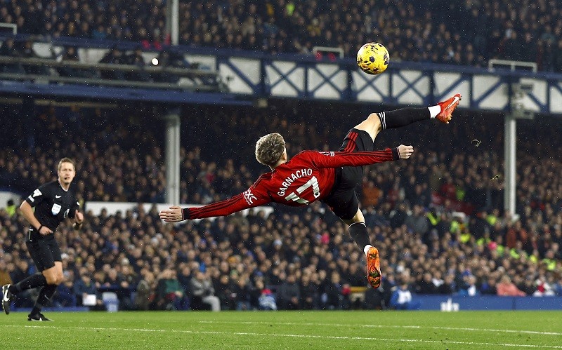 Ciptakan Aksi Akrobatik ke Gawang Everton, Alejandro Garnacho: Gol Terbaik! 