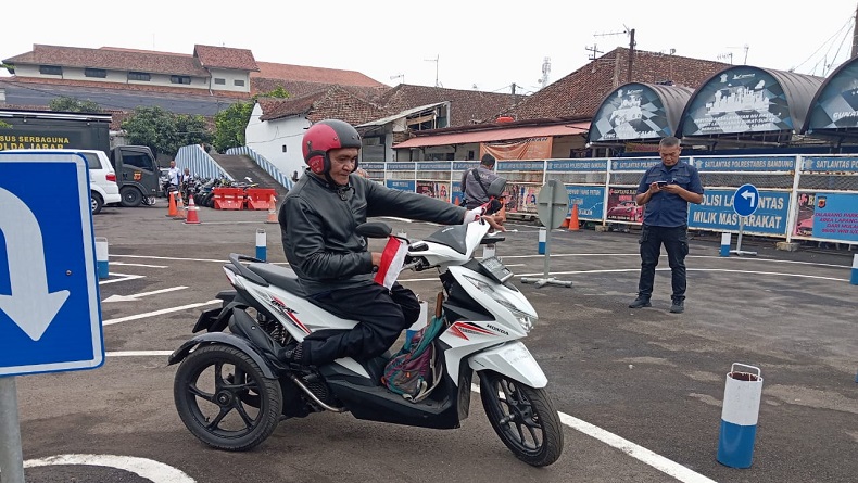 Cerita Senangnya Penyandang Disabilitas Daksa Dapat SIM D Gratis dari Polrestabes Bandung
