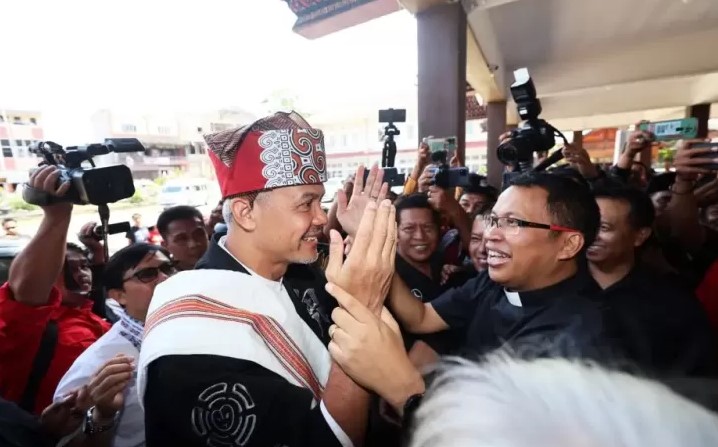 Filosofi dan Makna Passapu, Ikat Kepala Khas Sulawesi Selatan yang Dipakai Ganjar Pranowo