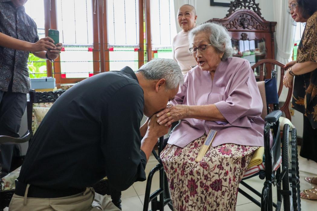 Cerita Ganjar Teringat Ibu saat Bertemu Meri Hoegeng: Beliau Doakan Saya Agar Selalu Kuat