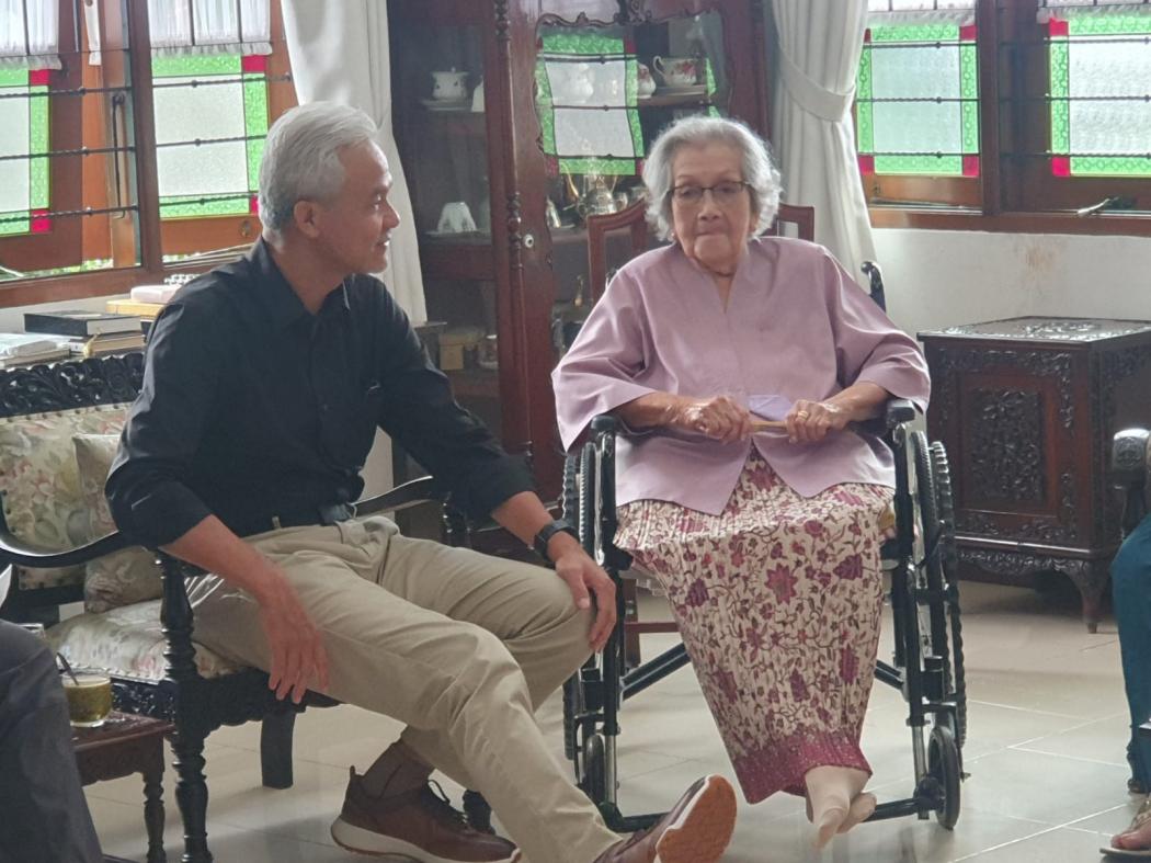 Potret Kedekatan Ganjar Pranowo saat Sowan ke Kediaman Istri Jenderal Hoegeng