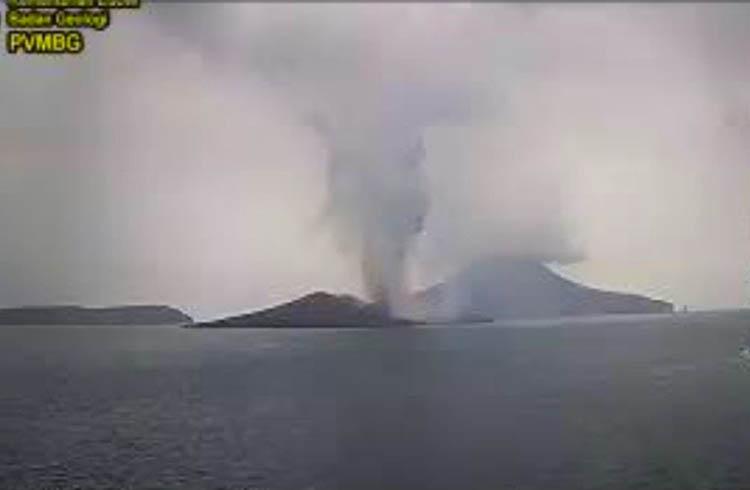 Gunung Anak Krakatau 3 Kali Erupsi Sepanjang Hari Ini, Tinggi Kolom Abu Capai 1.657 Meter