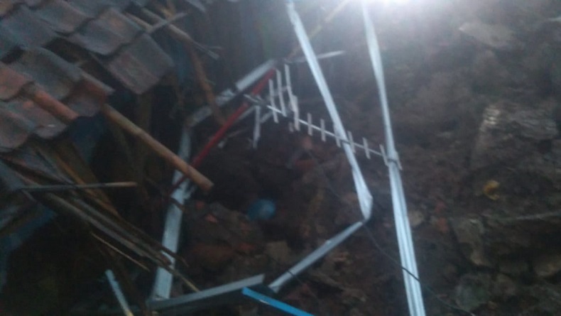 Longsor Timpa Rumah di Bogor, 6 Warga Mengungsi
