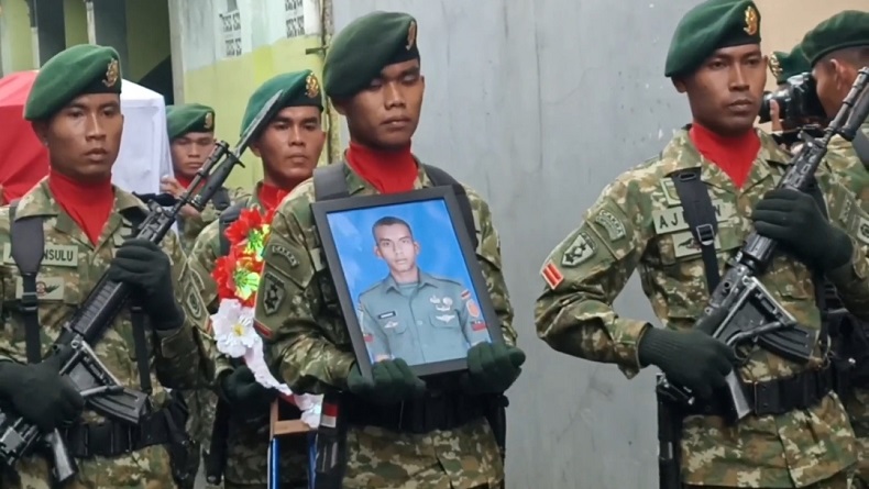 Isak Tangis Keluarga Pecah saat Jenazah Pratu TNI Anumerta Darmawan Tiba di Bandung