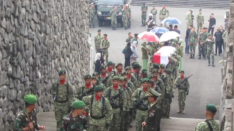 Pratu TNI Anumerta Darmawan yang Gugur Ditembak KKB Dimakamkan di TMP Cikutra Bandung