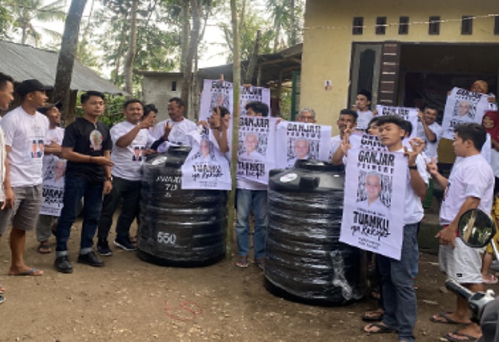 Relawan Ganjar Milenial Serahkan Bantuan Tandon Air untuk Ringankan Beban Warga Lombok Tengah