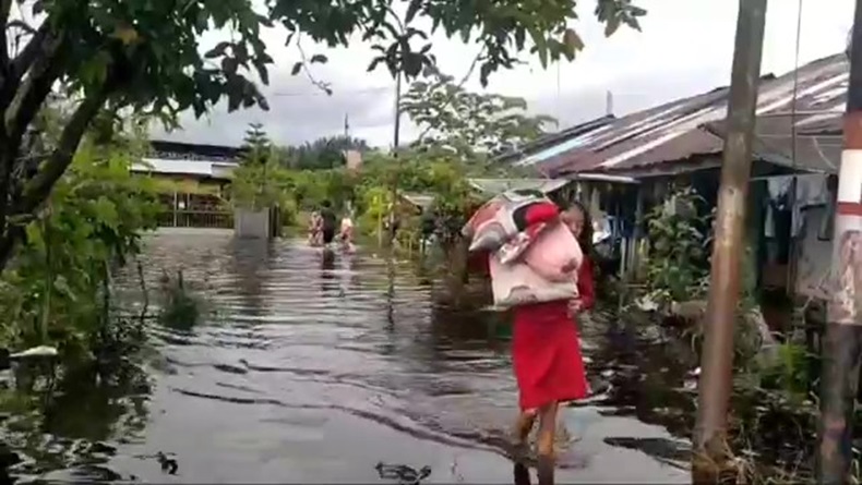 Banjir Rendam Ratusan Rumah di Singkawang, Warga Ngungsi ke Aula Kelurahan