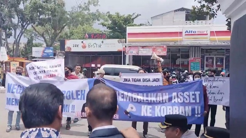 Puluhan Korban Doni Salmanan Geruduk Kejari dan PN Bale Bandung, Tuntut Uang Mereka Dikembalikan