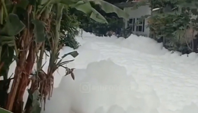 Limbah Busa Cemari Kali Cimanggis, Diduga Bekas Deterjen