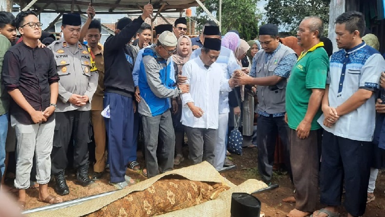 Haru Selimuti Prosesi Pemakaman Korban Ledakan Truk Gas di Cibadak Sukabumi
