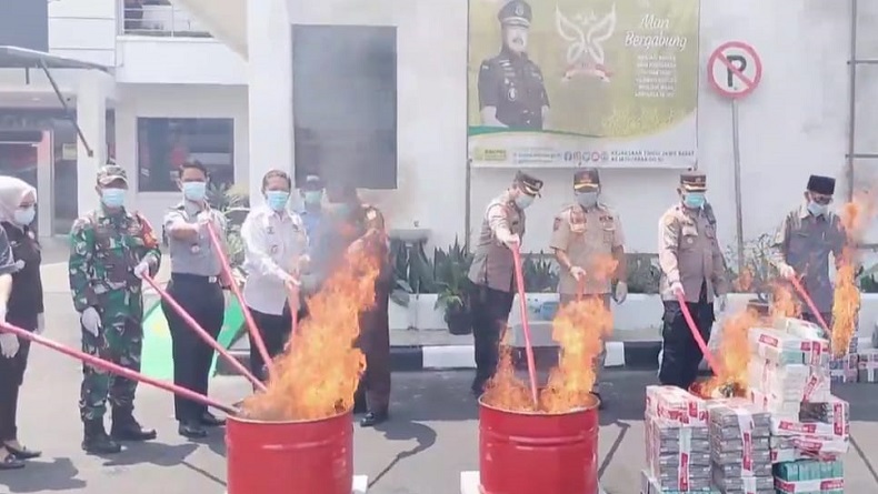 Barang Bukti Kejahatan Dimusnahkan di Kejari Bale Bandung, Sabu Diblender dan Ganja Dibakar