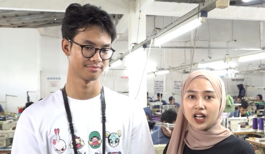 Alam Ganjar Puji Industri Kreatif Produsen Suvenir dari Limbah Plastik