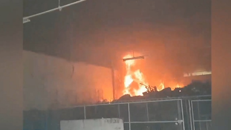 Gudang Pabrik Tekstil di Kawasan Industri Cimareme KBB Terbakar Hebat