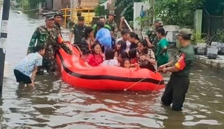 Potret Prajurit Kodim 0733 Berjibaku Evakuasi Warga Terdampak Banjir di Semarang