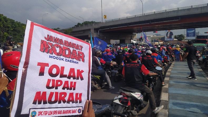 Ribuan Buruh Lumpuhkan Arus Lalu Lintas di Simpang Padalarang KBB