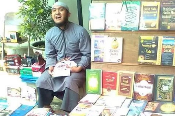 8 Artis yang Memilih Jadi Pedagang, Ada yang Jualan Buku di Pinggir Jalan