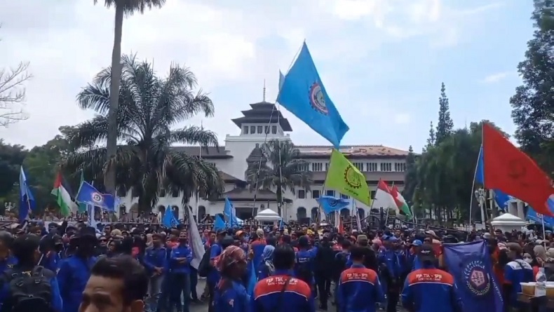 Ribuan Buruh Kembali Kepung Gedung Sate, Desak UMK 2024 Ditetapkan Seusai Ajuan Daerah