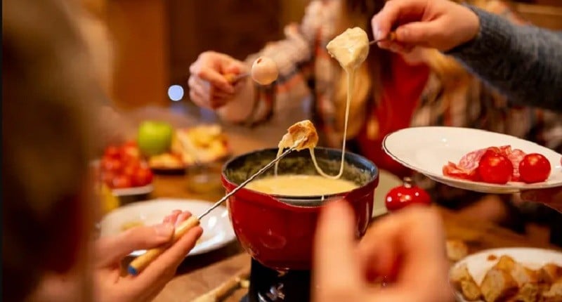 5 Makanan Populer Khas Musim Dingin di Berbagai Negara, Wajib Cicipi Fondue Keju Lumer 