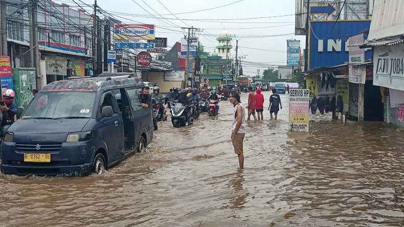 Jalan Sawangan-Mampang Depok Banjir, Jalanan Mirip Kolam