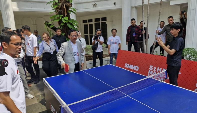 Momen Mahfud MD Main Tenis Meja Bareng Relawan di Hari Ketiga Kampanye