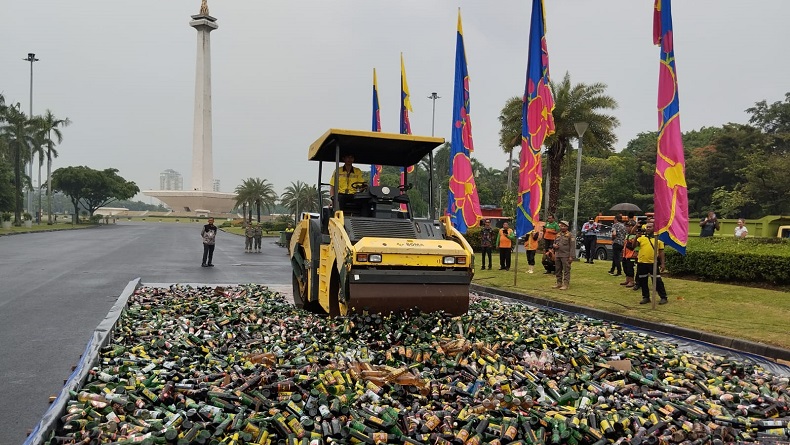 Satpol PP DKI Musnahkan 12.031 Botol Miras Ilegal di Monas, Hasil Razia Setahun