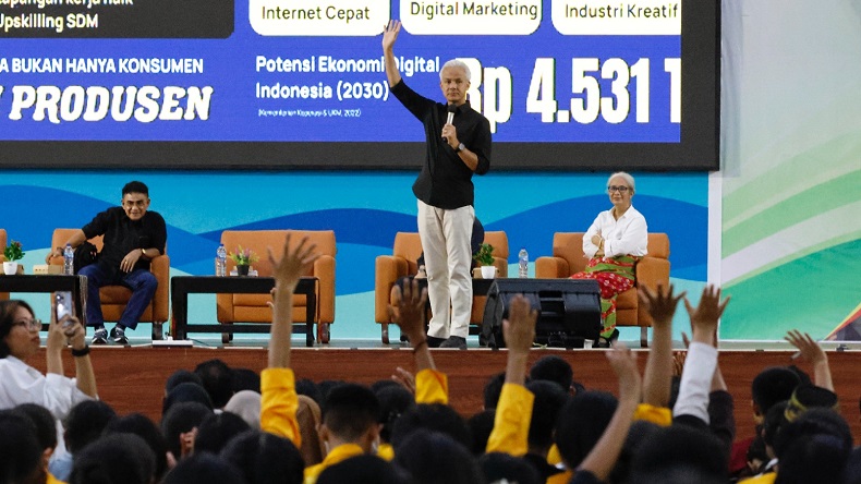 Momen Ganjar Angkat Mahasiswa di Kupang Jadi Kader PDIP karena Ingin Jadi Bupati