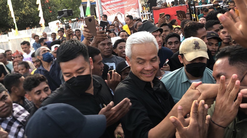 Momen Ganjar Disambut Ratusan Mahasiswa Universitas San Pedro Kupang, Diajak Berdansa