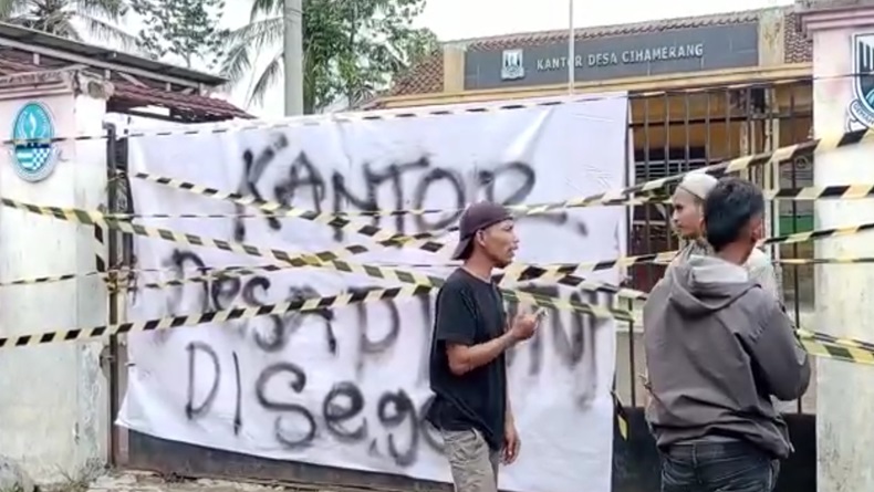 Viral, Warga Kabandungan Sukabumi Segel Kantor Desa, Kecewa soal ADD  