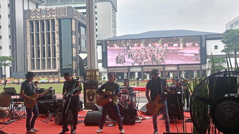 Keseruan Panglima TNI Duet Bareng Slank Bawakan Lagu Virus di Sertijab KSAD