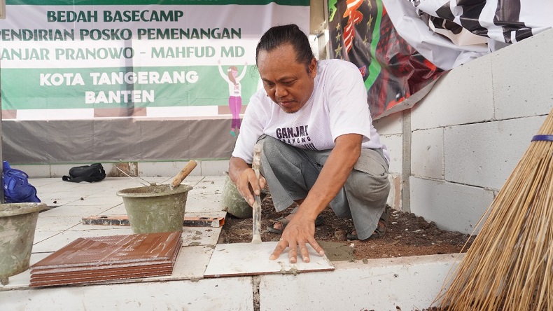 Ojol Relawan Ganjar-Mahfud Bangun Posko Pemenangan dan Renovasi Basecamp di Tangerang
