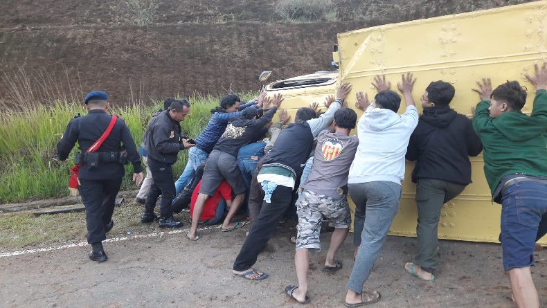 Kecelakaan di Subang, Truk Boks Terguling di Tanjakan Emen, Sopir Terluka 