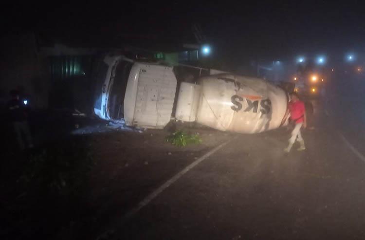 Kecelakaan di Kulonprogo, Truk Molen Terguling usai Tabrak Tebing dan Rumah