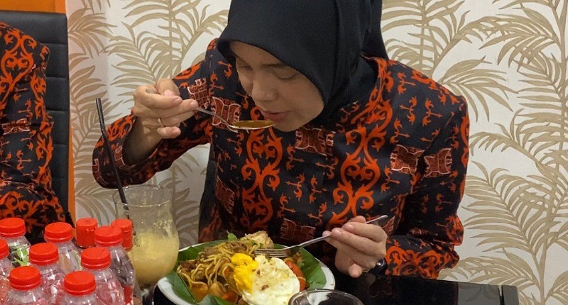 Siti Atikoh Ketagihan Cicipi Mi Aceh Langsung di Kota Asalnya: Sedap Banget!