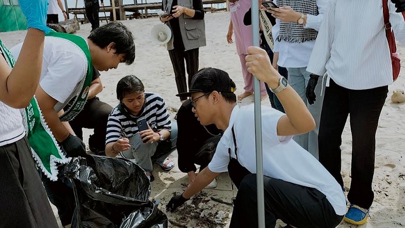 Peduli Lingkungan, Alam Ganjar Ajak Warga Pulau Lae-Lae Makassar Bersihkan Pantai