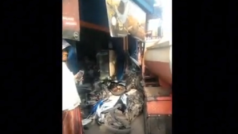 Kecelakaan di Sambirejo Pasuruan, Truk Tangki Hantam Toko dan 2 Motor